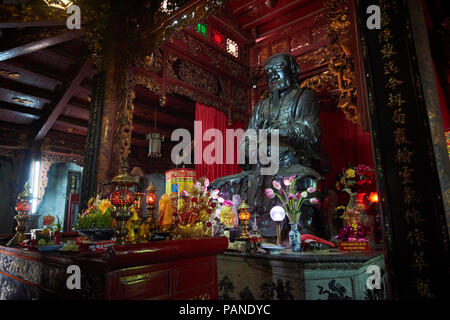 Große Statue des Tran Vu in Quan Thanh taoistischen Tempel in Hanoi, Vietnam. Stockfoto