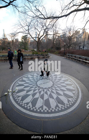 Das Mosaik auf den späten John Lennon im Central Park, New York, USA, 29 Dezember, 2017 Foto © Fabio Mazzarella/Sintesi/Alamy engagierte sich vorstellen Stockfoto