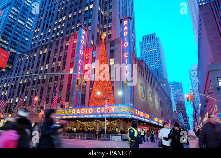 Weihnachtsbaum schmücken die Fassade der Radio City Music Hall, Manhattan, New York City, USA, 29 Dezember, 2017 Foto © Fabio Mazzarella/Sintes Stockfoto