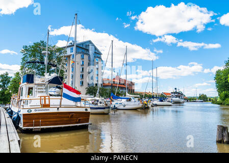 Soderkoping, Schweden - 29. Juni 2018: Gewöhnliche Sommer Tag entlang der Gota canal. Boote aus verschiedenen europäischen Ländern in der Stadt canal Mari verankert Stockfoto