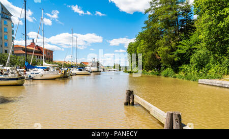 Soderkoping, Schweden - 29. Juni 2018: Gewöhnliche Sommer Tag entlang der Gota canal. Boote in der Stadt canal Marina. Tour boot Diana sichtbar von der p Stockfoto