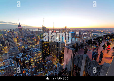 Touristen genießen einen herrlichen Blick auf Manhattan vom Aussichtsplattform an der Spitze des Rockefeller Center (oben auf dem Felsen), New York City, USA, Deze Stockfoto