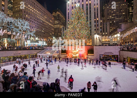 Eislaufbahn Pronetheus Statue und Weihnachtsbaum am Rockefeller Center. Manhattan, New York City, USA, 30. Dezember 2017 Foto © Fabio Mazza Stockfoto