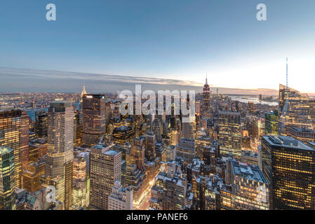 Blick auf Manhattan Formular oben auf dem Felsen Aussichtsplattform auf dem Rockefeller Center, New York City, USA, 31 Dezember, 2017 Foto © Fabio Stockfoto