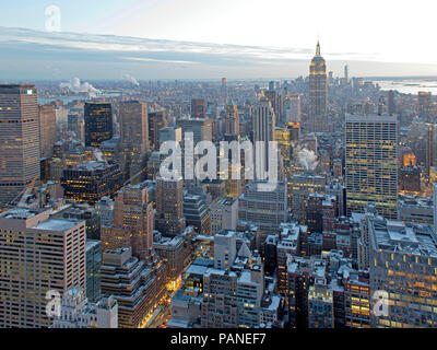 Blick auf Manhattan Formular oben auf dem Felsen Aussichtsplattform auf dem Rockefeller Center, New York City, USA, 31 Dezember, 2017 Foto © Fabio Stockfoto