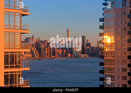Manhattan Skyline bei Sonnenuntergang, New York, USA, 31 Dezember, 2017 Foto © Fabio Mazzarella/Sintesi/Alamy Stock Foto Stockfoto