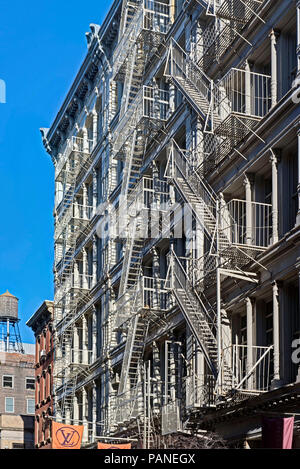 Soho mit seinen Gassen und typischen Gusseisen Feuerleitern, Manhattan, New York, USA, Januaty 01, 2018 Foto © Fabio Mazzarella/Sintesi/Alamy Stockfoto