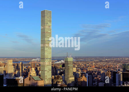 Die 432 Park Avenue ist ein Wolkenkratzer in New York City mit Blick auf den Central Park und ist das höchste Wohngebäude in den Vereinigten Sta Stockfoto