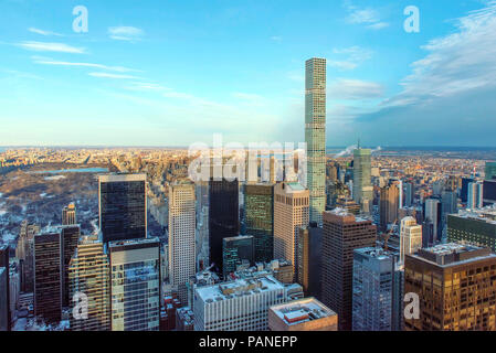 Die 432 Park Avenue ist ein Wolkenkratzer in New York City mit Blick auf den Central Park und ist das höchste Wohngebäude in den Vereinigten Sta Stockfoto