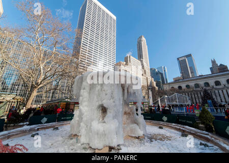 Eine gefrorene Brunnen im Bryant Park, New York, USA, Januar 01, 2018 Foto © Fabio Mazzarella/Sintesi/Alamy Stock Foto Stockfoto