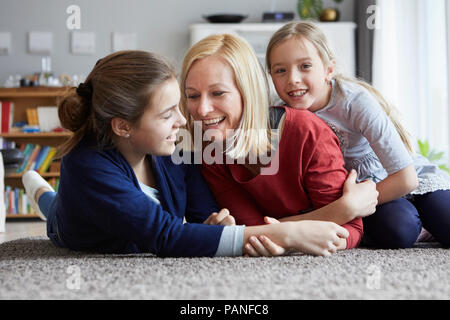 Glückliche Mutter und Töchter Spaß zu Hause in Stockfoto