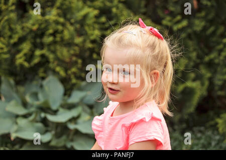 3 Jahre altes Mädchen im Garten Stockfoto