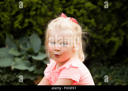 3 Jahre altes Mädchen im Garten Stockfoto