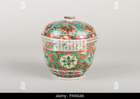 Schüssel mit Deckel. Kultur: China. Abmessungen: H.5 5/8 in. (14,3 cm); Durchm. 5 1/4 in. (13,3 cm). Museum: Metropolitan Museum of Art, New York, USA. Stockfoto