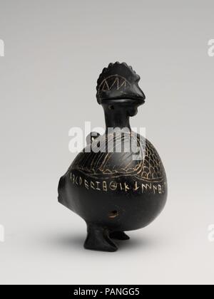 Terrakotta Vase in der Form eines Hahn. Kultur: Etrusker. Abmessungen: H. 4 1/16-in. (10.31 cm). Datum: Ca. 650-600 v. Chr.. Dieses kleine Vase, um die 26 Buchstaben des etruskischen Alphabets bezeichnet, die die Container für Tinte. Der Kopf dient als Anschlag und könnte zu der Vogel mit einer Schnur befestigt werden. Der fehlende Schwanz ohne Zweifel ein Drittel nach unten gewölbte Fuß zu bilden. Museum: Metropolitan Museum of Art, New York, USA. Stockfoto