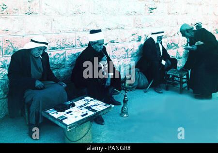 Araber Rauchen einer Wasserpfeife, Old City Market, Jerusalem, Israel Stockfoto