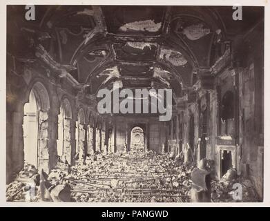 Grande Salle du Conseil d'Etat. Künstler: Charles Soulier (Französisch, 1840-1875). Abmessungen: Bild: 19 x 24,9 cm (7 1/2 x 9 13/16 in.) anbringen: 34,7 x 47,2 cm (13 11/16 x 18 9/16 in.). Datum: Mai 1871. Soulier, das Foto zeigt die verkohlten Reste der einst prächtigen Aula des Staatsrates im Palais d'Orsay, ein Gebäude begonnen, die von Napoleon I., im Jahr 1840 unter König Louis-Philippe abgeschlossen, und durch die kommunarden am 23. Mai 1871 verbrannt. In den letzten Jahren des neunzehnten Jahrhunderts, diese Ruinen wurden durch einen neuen Bahnhof ersetzt, der Gare d'Orsay, welche sich wiederum in die umgewandelt wurde. Stockfoto
