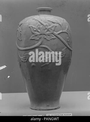 Vase. Kultur: China. Abmessungen: H.21. (53,3 cm); Durchm. 11. (27,9 cm). Museum: Metropolitan Museum of Art, New York, USA. Stockfoto