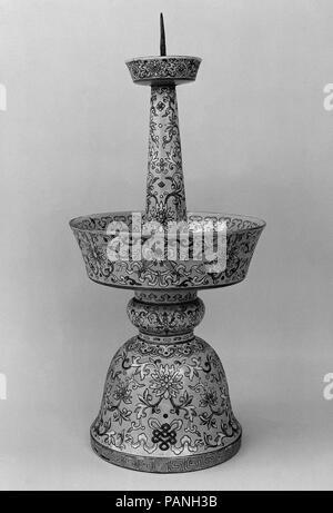 Leuchter aus einem Satz Five-Piece Altar (wugong). Kultur: China. Abmessungen: H.15 cm. (38,7 cm); H. inkl. Sockel 17 cm. (43,8 cm); Durchm. (Oben) 3. (7,6 cm); Durchm. (Mitte) 7 1/2 in. (19,1 cm); Durchm. der Basis 6. (15,2 cm). Museum: Metropolitan Museum of Art, New York, USA. Stockfoto