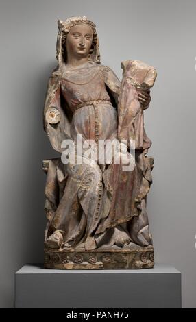 Jungfrau und Kind. Kultur: Französisch. Abmessungen: Insgesamt: 48 1/2 x 21 x 14 in. (123,2 x 53,3 x 35,6 cm). Datum: Ca. 1300-1330. Majestätisch thront und gekrönt als Königin des Himmels, die Jungfrau Maria trägt zeitgenössischen Kleidung des edlen Klassen. Ihrem Mantel simuliert Brocade mit Fell Futter und vergoldeten Bordüren, und ihren Gürtel ist hoch am Oberteil nach der Mode der Zeit platziert. Die Skulptur in der Burgkapelle angezeigt wurden, eine Pfarrkirche, oder ein Krankenhaus. Museum: Metropolitan Museum of Art, New York, USA. Stockfoto