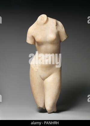 Marmor statue der Aphrodite. Kultur: Roman. Abmessungen: H. 13 5/8 in. (34,6 cm). Datum: 1.-2. Jh. N.CHR.. Römische Kopie oder Anpassung eines Griechischen Arbeit des 4. Jh. v. Chr. wie der Aphrodite von Knidos Dieses kleine Abbildung vermittelt einen Eindruck von der kurvigen Gnade, die die Kultstatue der Aphrodite in ihrem Heiligtum in Knidos so berühmt in der Antike bekannt. Museum: Metropolitan Museum of Art, New York, USA. Stockfoto