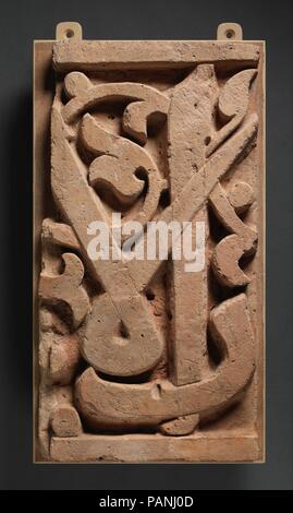 Fragment einer Frieze. Abmessungen: H. 22 1/16-in. (56 cm) W. 11 7/16 in. (29 cm) D 3 9/16-in. (9 cm). Datum: 11. Dieses Panel wird geglaubt, eine große Fries entlang der Eingang zu einem Gebet, einem dicht besiedelten Wohnviertel bedient sich gebildet zu haben. Der Fries wurde ursprünglich in Rot und Blau lackiert und enthalten das Wort al-Sultan, ein Titel, der zunächst in monumentalen Epigraphik im elften Jahrhundert mit Seldschukischen und ghaznavidischen Herrscher aufgetreten. Es wurde vorgeschlagen, dass die Frieze ursprünglich trug den Titel der Seldschukischen Sultan Malik Shah (r. 1073-92). Museum: Mich Stockfoto