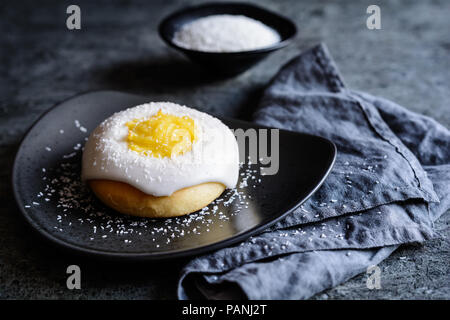 Skoleboller - traditionelle norwegische Brötchen mit Pudding auffüllen, Zucker glasieren und sprengte mit geschredderten Coconut Stockfoto