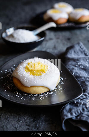 Skoleboller - traditionelle norwegische Brötchen mit Pudding auffüllen, Zucker glasieren und sprengte mit geschredderten Coconut Stockfoto