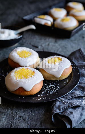 Skoleboller - traditionelle norwegische Brötchen mit Pudding auffüllen, Zucker glasieren und sprengte mit geschredderten Coconut Stockfoto