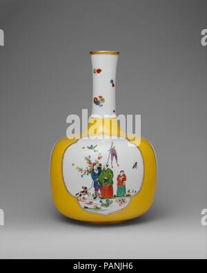 Vase. Kultur: Deutsche, Meißen. Dekorateur: Adam Friedrich von Löwenfinck (Deutsch, 1714-1754). Abmessungen: Insgesamt (bestätigt): 15 7/8 x 10 x 10 in. (40,3 x 25,4 x 25,4 cm). Werk: Meissen Manufaktur (Deutsch, 1710). Datum: Ca. 1735. Die Produktion von großen Vasen war eine der größten technischen Errungenschaften von Meißen. Vasen dieser Größenordnung waren schwierig, beide zu bilden und in den Ofen zu Feuer; auch diese hoch angesehener Beispiel zeigt eine leichte Verformung von den Feuern, die verursacht hat die hohen Hals etwas zu mager. Die Vase ist mit einem gelben Emaille Boden durch Chinesische po inspiriert Stockfoto