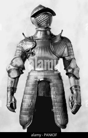 Rüstung. Armorer: Helm, pauldrons und vambraces zugeschrieben Kolman Helmschmid (Deutsch, Augsburg 1471-1532). Kultur: Deutsche, Augsburg. Abmessungen: Gew. ca. 48 lb. 7 oz. (21,97 kg). Datum: Ca. 1525 und später. Der Helm, Schulter pauldrons (Verteidigung) und vambraces (arm Abwehr) dieser Rüstung zu Kolman Helmschmid auf Vergleich mit seiner bekannten Werke zugeschrieben. Der Helm markante snub-gerochene Visor erscheint ein Formular, dass er stammte und auf drei anderen Helme eingesetzt, die alle aus der Mitte-1520 s. Die Dekoration dieser Elemente ist typisch für den Stil von Daniel Hopfer der Stockfoto