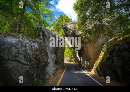 Highway 140, eine einspurige Straße durch den ikonischen Granit Arch Rock Eingang - Yosemite National Park Stockfoto