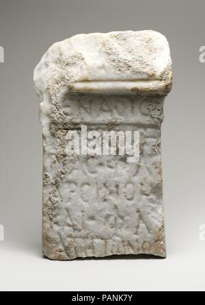 Fragmentarische votive Marmor Altar. Kultur: Roman. Abmessungen: H.,9 1/2', W.,5 3/4', D., 3 5/8". Datum: Ende 3./Anfang des 4. Jh. N.CHR.. Diese kleinen Altar war bis zu den Ewigen [Götter], für das Wohl der zwei Männer, Flavius Arsinoe und Flavius Appon, wahrscheinlich der ägyptischen Ursprungs. Die Inschrift zeugt von der anhaltenden Anbetung der heidnischen Götter in spätrömischer Zeit. Museum: Metropolitan Museum of Art, New York, USA. Stockfoto