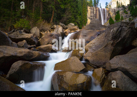 Blick auf Vernal Falls von Felsbrocken und kleineren Wasserfällen an der Basis - Yosemite National Park, Kalifornien Stockfoto