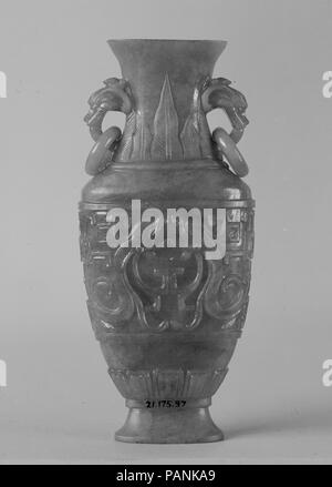 Vase. Kultur: China. Abmessungen: H.4 5/8 in. (11,7 cm). Museum: Metropolitan Museum of Art, New York, USA. Stockfoto