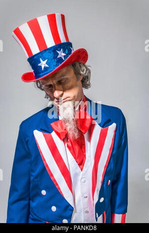 Uncle Sam schlafen im Stehen. Schlafen auf den Job. Stockfoto