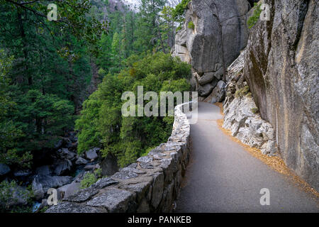 Rocky Mountain Wanderweg auf einem Felsvorsprung oberhalb einer Schlucht - Nebel Trail, Yosemite Nationalpark Stockfoto