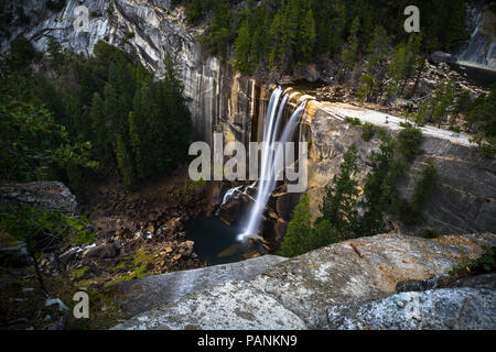 Wasser über Vernal Falls fließt auf den Merced River, von oben auf dem John Muir Trail - Yosemite National Park Stockfoto