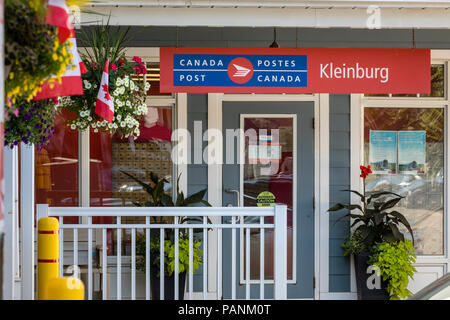 Schließung der kanadischen Post in Kleinburg, mit Blumen und kanadischen Flaggen. Stockfoto