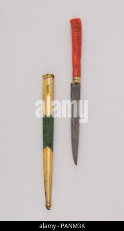 Messer (Kard) mit Scheide. Kultur: Türkisch. Abmessungen: L. mit Scheide 12 cm. (30,8 cm); L.ohne Ummantelung 9 1/4 in. (23,5 cm); L. von Blade 5 1/4 in. (13,3 cm); W. 11/16 in. (1,7 cm); Wt. 2.5 oz. (70,9 g); Gew. der Ummantelung 1.3 oz. (36,9 g). Datum: 18. bis 19. Jahrhundert. Museum: Metropolitan Museum of Art, New York, USA. Stockfoto