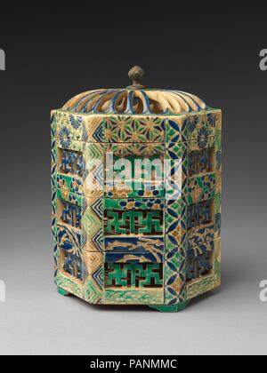 Aus vernetztem Tiered Box mit Piniennadeln, Pflaume Blüten und Chrysanthemen. Kultur: Japan. Abmessungen: W. 5. (12,7 cm). Datum: Zweite Hälfte des 18. Jahrhunderts. Museum: Metropolitan Museum of Art, New York, USA. Stockfoto