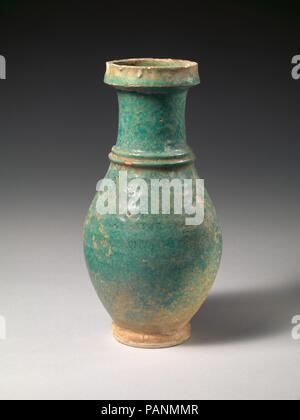 Jar. Kultur: Sassanidischen. Abmessungen: 13,5 in. (34.29 cm). Datum: Ca. 6. bis 7. nachchristlichen Jahrhundert. Eine grün-blaue Glasur deckt der jar Exterieur und der Innenraum ist beschichtet mit Bitumen. Zwei konzentrischen Bands um den Hals. Keramik glasiert in grün, blau-grün und gelb wurden in Mesopotamien produziert und im Südwesten Iran während der Sassanidischen Periode. Dating der Sassanidischen Töpferei aufgrund der fehlenden Beispiele aus kontrollierten Ausgrabungen bei Sassanidischen Websites kompliziert ist, aber im Gegensatz zu Keramik während der islamischen Zeit produziert, Lasuren Abdeckung sassanidischen Schiffe gleichmäßig und weitere Ausführungen sind keine Stockfoto