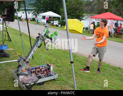 Die Tigertrons Robotik Team Spaß Robotik auf der 14. Jahrestagung der Tunkhannock Fluss Tag 2018 im Riverside Park Tunkhannock Pennsylvania USA demonstrieren Stockfoto