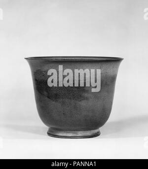 Flower Pot. Kultur: China. Abmessungen: H.8. (20,3 cm); Durchm. 10 1/8 in. (25,7 cm). Datum: 13.-14. Jahrhundert. Museum: Metropolitan Museum of Art, New York, USA. Stockfoto