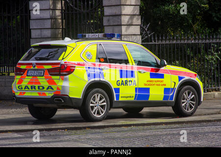 20. Juli 2018 Eine irische Polizei Auto auf dem Bürgersteig geparkt, während der Gardasee ein Notfall in Phoenix Park, Dublin Irland Antwort Stockfoto