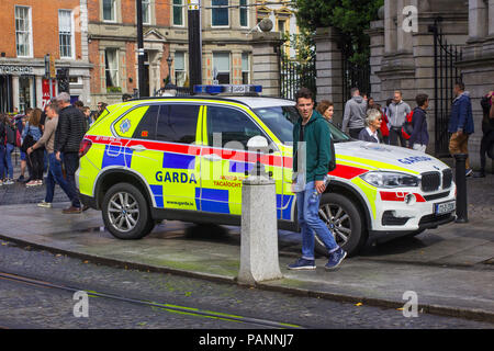 20. Juli 2018 Eine irische Polizei Auto auf dem Bürgersteig geparkt, während der Gardasee ein Notfall in Phoenix Park, Dublin Irland Antwort Stockfoto