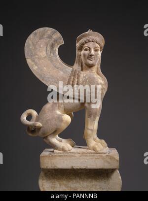 Marmor Kapital und Finial in Form einer Sphinx. Kultur: Griechisch, Dachboden. Abmessungen: H. mit akroterion 56 1/8 in. (142,6 cm). Datum: Ca. 530 v. Chr.. Dieses Kapital und Sphinx ursprünglich krönte das große Grab Marker für ein Jugend- und ein kleines Mädchen in der Galerie. Ein Gips Kopie hat das Denkmal selbst gesetzt worden. Die Sphinx, einer mythologischen Kreatur mit einem Lion Körper und einen menschlichen Kopf, war in verschiedenen Formen im gesamten östlichen Mittelmeerraum aus der Bronzezeit onward bekannt. Die Griechen vertreten sie als geflügelte weibliche und oft das Bild auf dem Grab Denkmäler als Hüterin der t Stockfoto