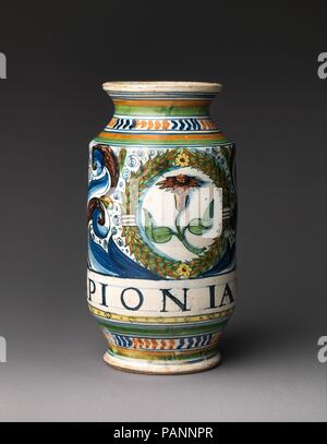 Apotheke jar (albarello). Kultur: Italienisch, Montelupo. Abmessungen: Insgesamt (bestätigt): 10 5/16 x 5 1/2 x 5 1/2 in. (26,2 × 14 × 14 cm). Datum: Ca. 1500-1510. Die Schiffe wurden unter den am häufigsten produzierte Majolika waren im späten Mittelalter und der Renaissance in Italien. In ziemlich standard Formen gemacht, wurden sie so gebaut, dass sie mit Dutzenden von anderen auf einem Regal, oft in einer Apotheke oder Einkaufen. Ihre handles daher eher in das Profil des Schiffes zu passen, und die zylindrische albarello Typ ist in der Regel schmaler in der Mitte als Oben oder Unten, so dass es leicht zu greifen. Weitere Funktionen Stockfoto