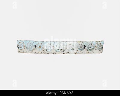 Glas Mosaik Inlay. Kultur: Ägyptische, Roman. Abmessungen: Andere: 2 1/8 in. (5,4 cm). Datum: Ende 1.Jh. v. Chr. - frühe 1. Jh. N.CHR.. Translucent Hellblau und Deckweiß. Dünne schmale Streifen. Kontinuierliche guillochierten Überdruck oder Wellenmuster. Gebrochen und repariert; obere Seite geschliffen und poliert; narbige Oberfläche blasen, Abstumpfung und schwache Verwitterung an Kanten und zurück das Inlay wird aus zwei Abschnitte aus der gleichen Zuckerrohr von Mosaik Glas geschnitten, mit Dekoration im Spiegelbild. Blau auf Farblos, maeander Muster in Weiß. Museum: Metropolitan Museum of Art, New York, USA. Stockfoto