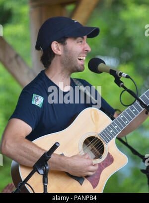 Tim & Abi Zinger Folk Musiker am am 14. jährlichen Tunkhannock Fluss Tag 2018 im Riverside Park Tunkhannock PA. Traditionelle Musik, Folk Tunes. Stockfoto